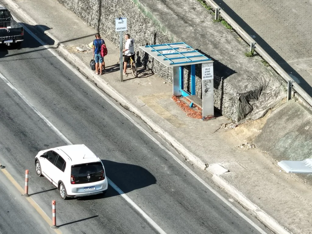 Obras na Avenida Mário Gurgel mudam pontos de ônibus em Cariacica