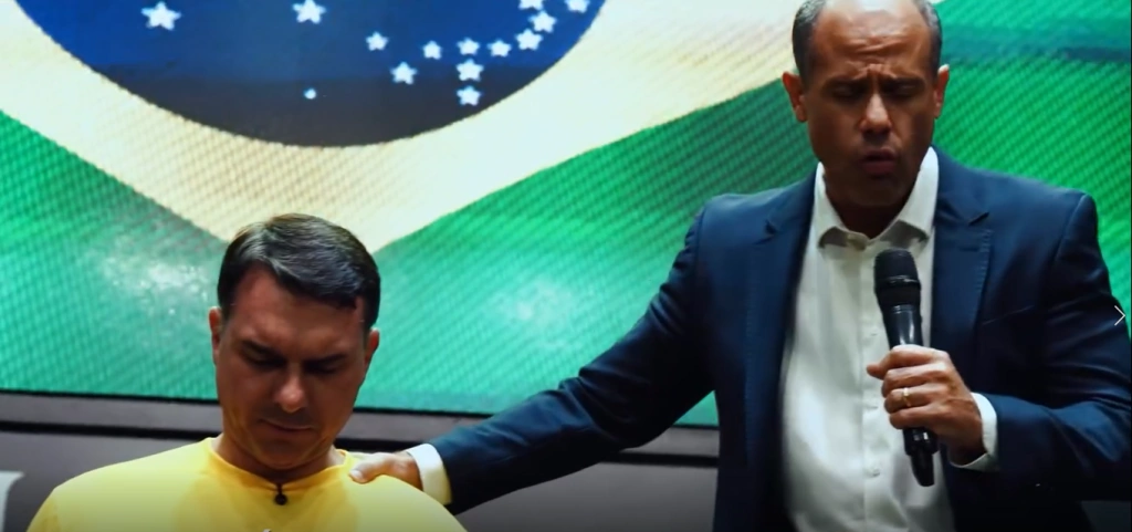 Flávio Bolsonaro no altar da Assembleia de Deus Fonte de Vida: idolatria política? Flávio Bolsonaro no altar da Assembleia de Deus Fonte de Vida: idolatria política?