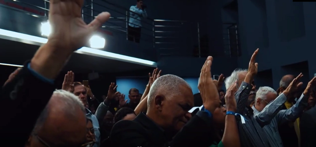 Flávio Bolsonaro no altar da Assembleia de Deus Fonte de Vida: idolatria política? Flávio Bolsonaro no altar da Assembleia de Deus Fonte de Vida: idolatria política?