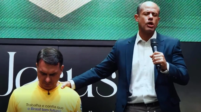 O pastor Delano Ramos, da Assembleia de Deus Fonte de Vida, ora pelo pré-candidato à presidência da República Flávio Bolsonaro (Foto: frame de vídeo da ADFV)