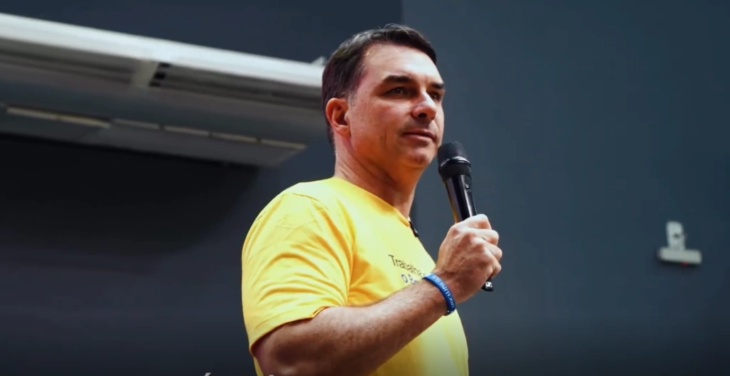 Flávio Bolsonaro no altar da Assembleia de Deus Fonte de Vida: idolatria política? Flávio Bolsonaro no altar da Assembleia de Deus Fonte de Vida: idolatria política?