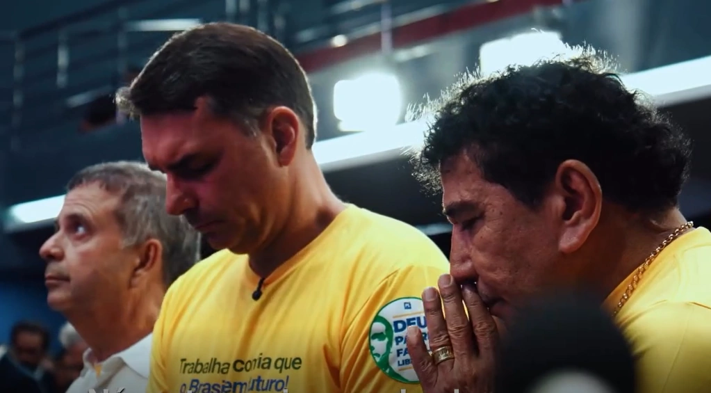 Flávio Bolsonaro no altar da Assembleia de Deus Fonte de Vida: idolatria política? Flávio Bolsonaro no altar da Assembleia de Deus Fonte de Vida: idolatria política?