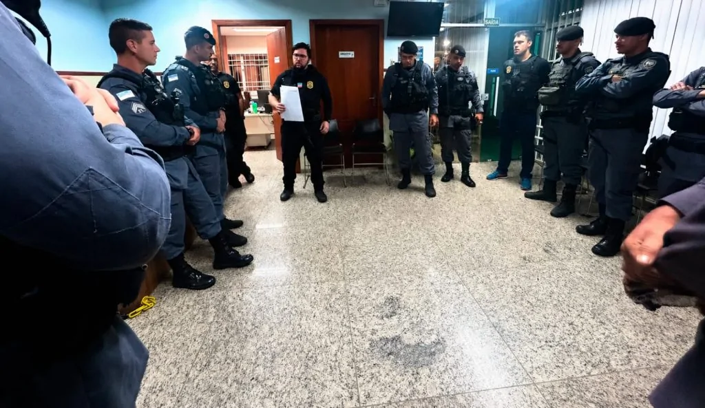 Polícia apreende R$ 19 mil, munições e arma falsa durante operação em Piúma