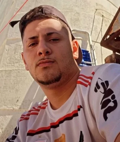 Mulher é morta com facada no pescoço na frente da polícia