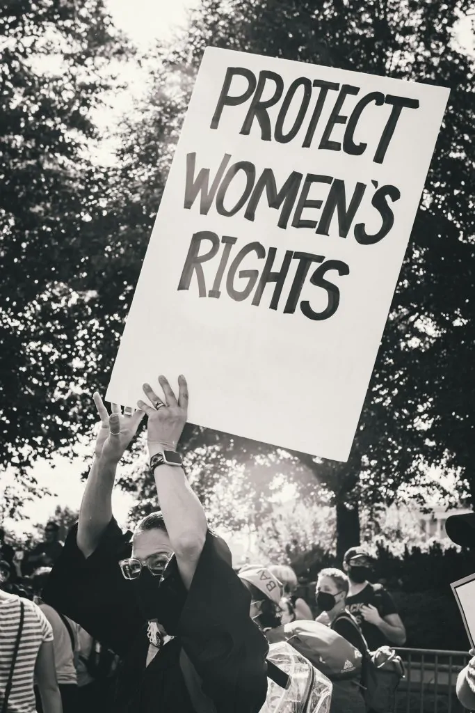 Manifestante segura cartaz em defesa dos direitos das mulheres durante protesto (Feminismo e cristianismo podem caminhar juntos?)