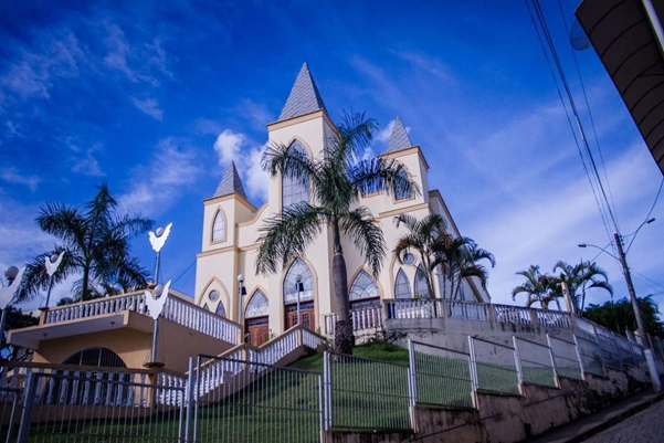 Ibatiba além da BR-262: cachoeira, tropeiros e café Ibatiba: tradição tropeira, sabores e cachoeira deslumbrante - Imagem da Igreja Matriz de Nossa Senhora do Rosário