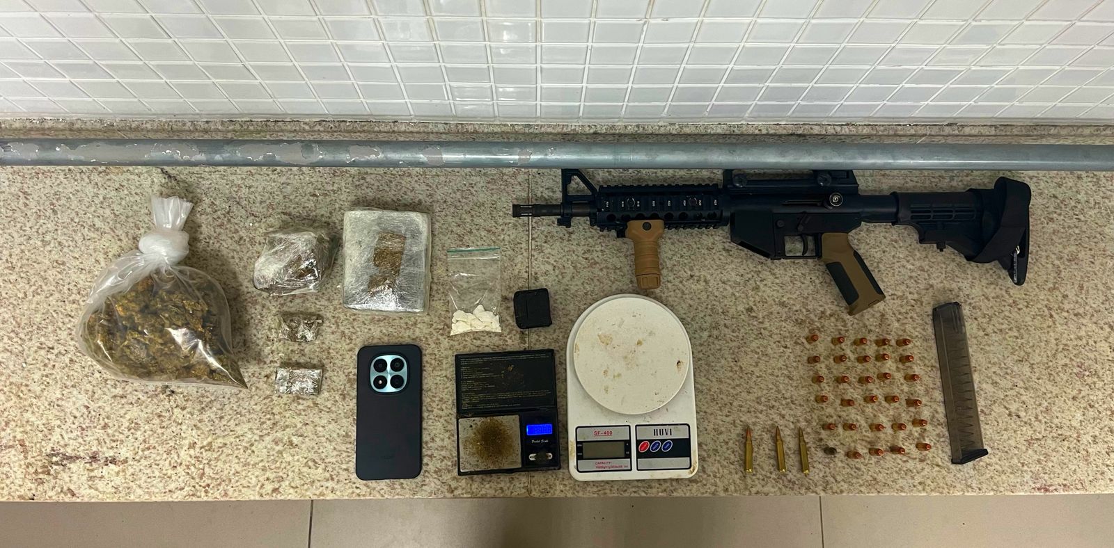 Polícia Militar apreende carabina, munições e drogas durante patrulhamento em Vitória - QTU Questões do Universo
