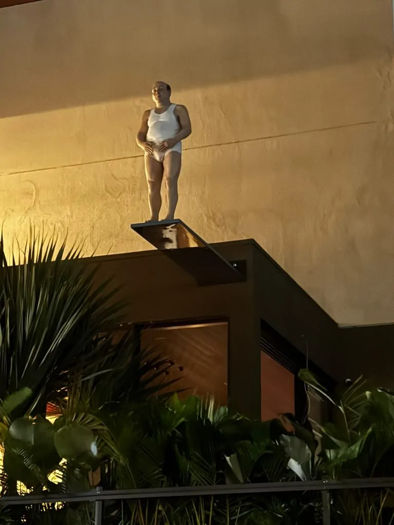 Eduardo Srur no ES: artista lança livro e expõe escultura hiper-realista