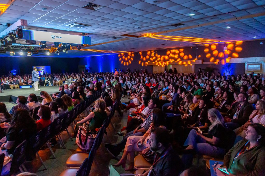 Congresso de escolas particulares debate IA, saúde mental e futuro sustentável no ES
