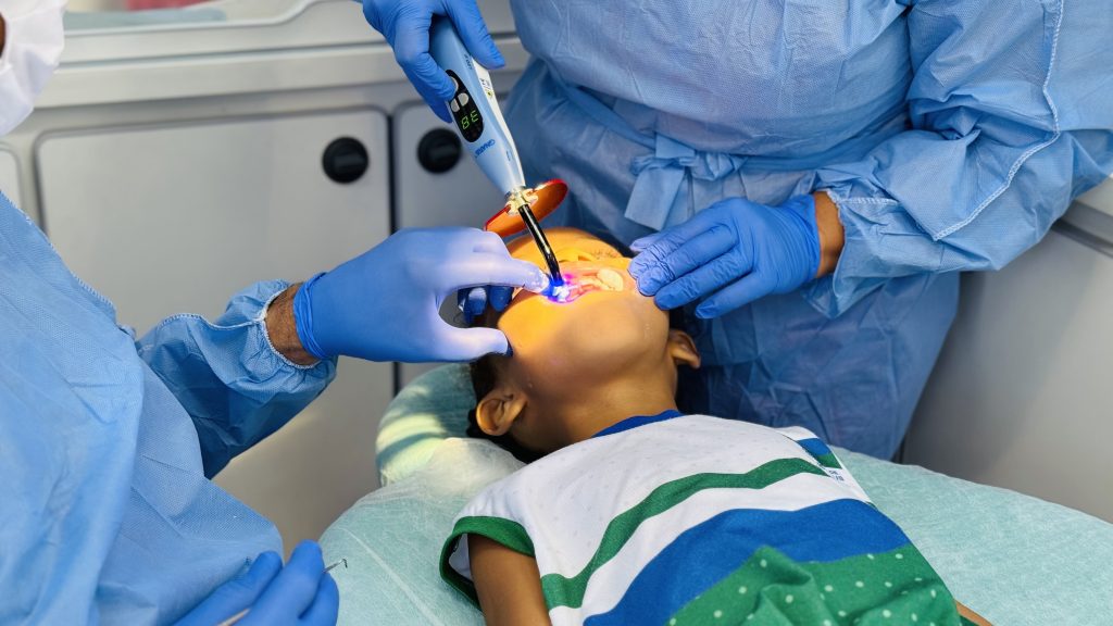 Consultório odontológico móvel atende alunos em São Mateus - QTU Questões do Universo