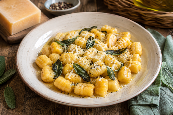 Prato com nhoque dourado com sálvia e queijo parmesão
