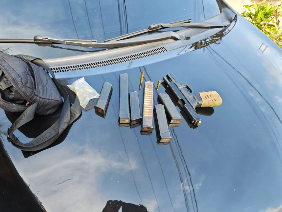 capô do corolla em que estava o suspeiro de liderar uma organização criminosa com armas e munição em cima