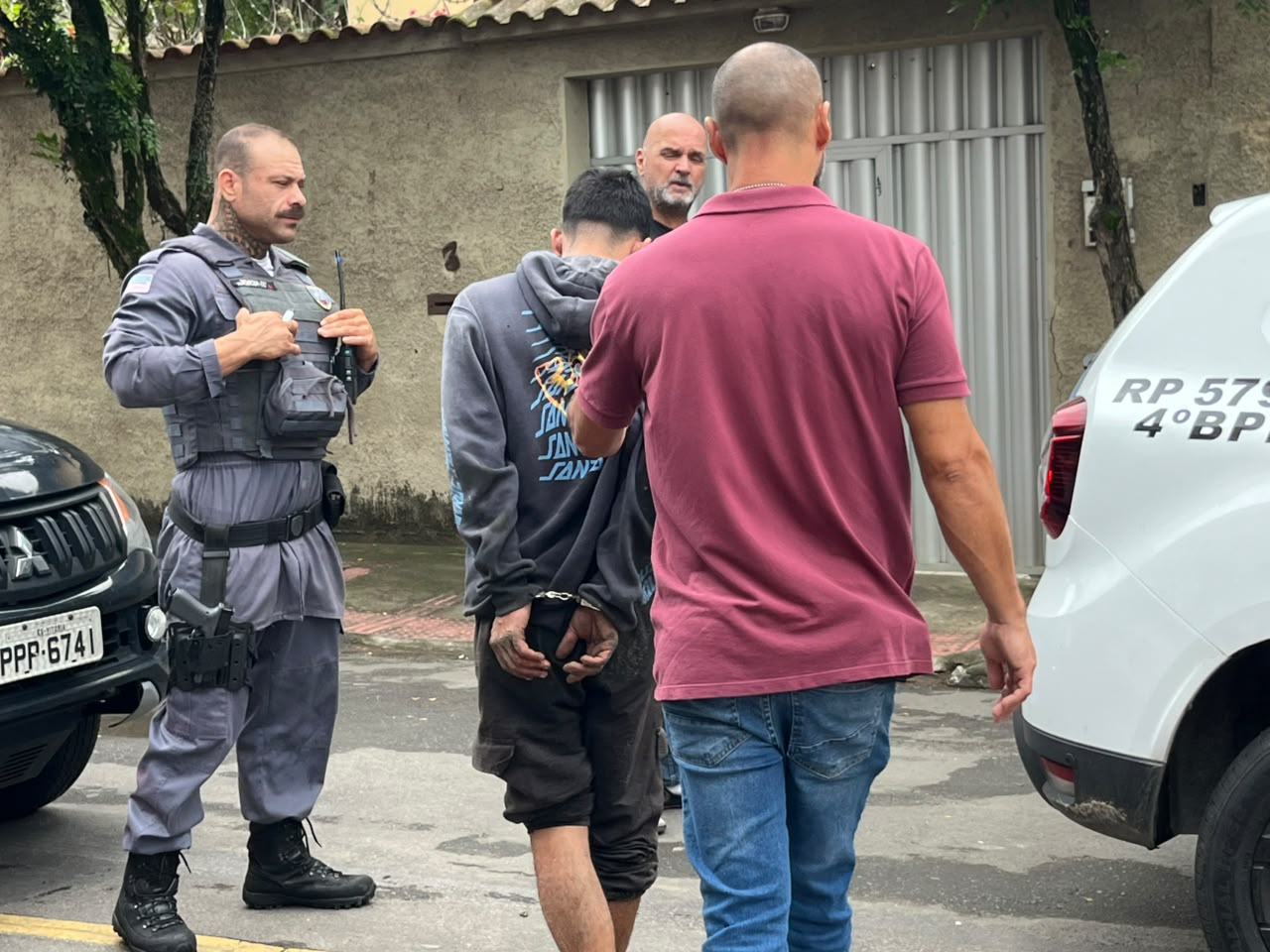 Homem foge da polícia, quebra telhado e chora para não ser preso em Vila Velha