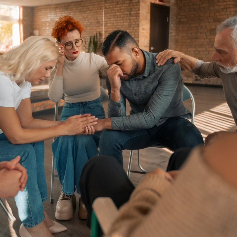 Cristãos reunidos em momento de comunhão em pequeno grupo