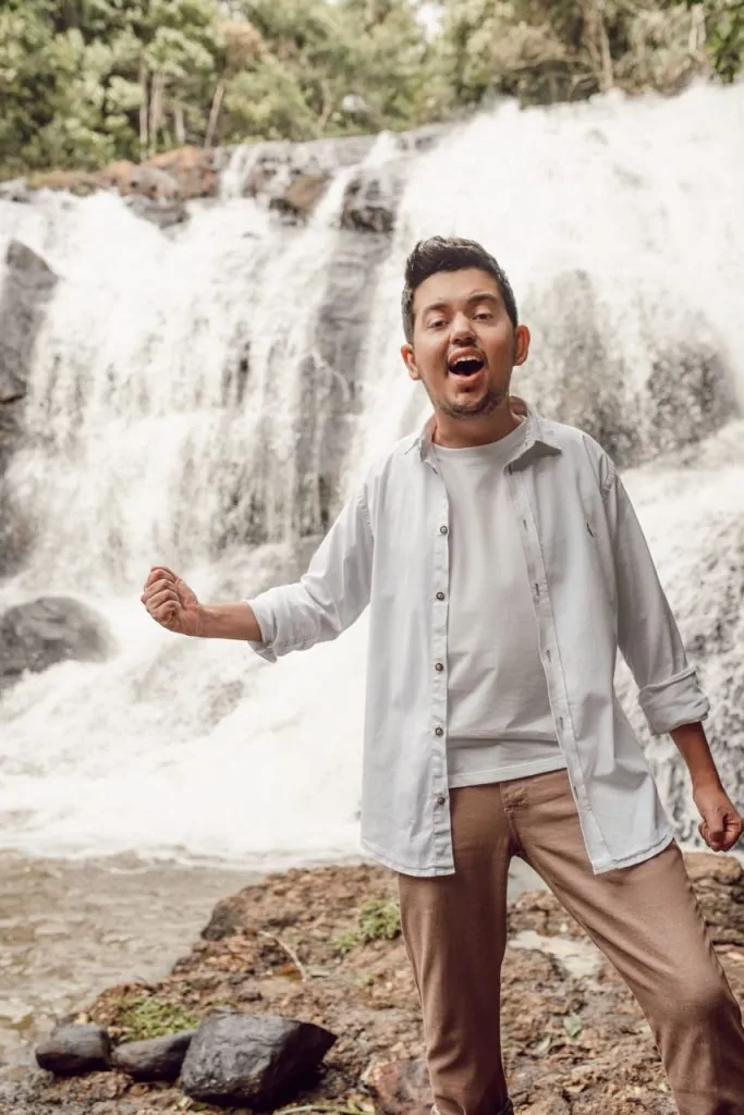 Cantor Ronnie Calil apresenta single em homenagem a São Miguel no Evangeliza Show