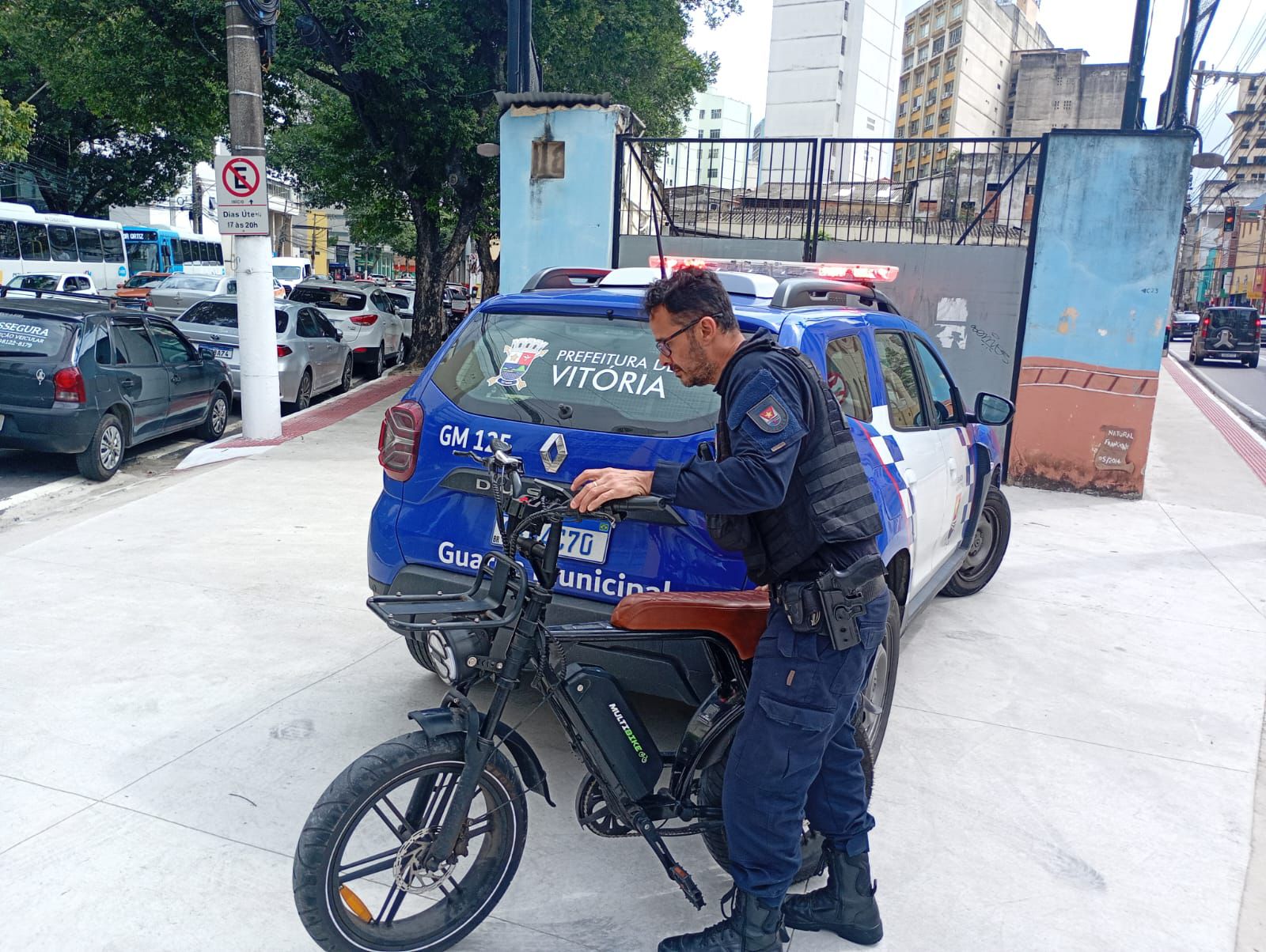 Ladrão é amarrado por moradores após roubar bike elétrica e tentar roubar celular em Vitória - QTU Questões do Universo