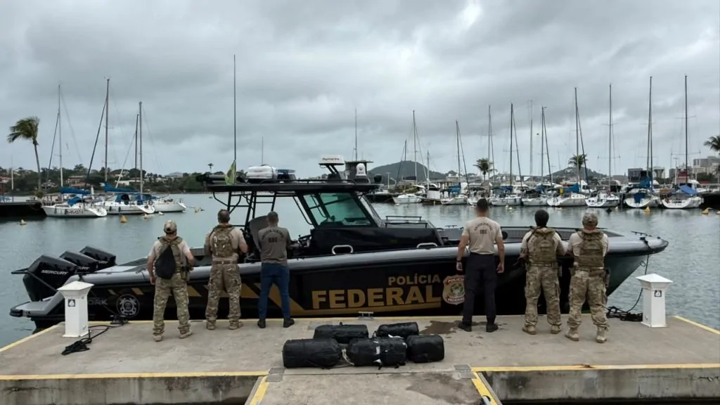 PF apreende 140 kg de cocaína escondidos em casco de navio no ES