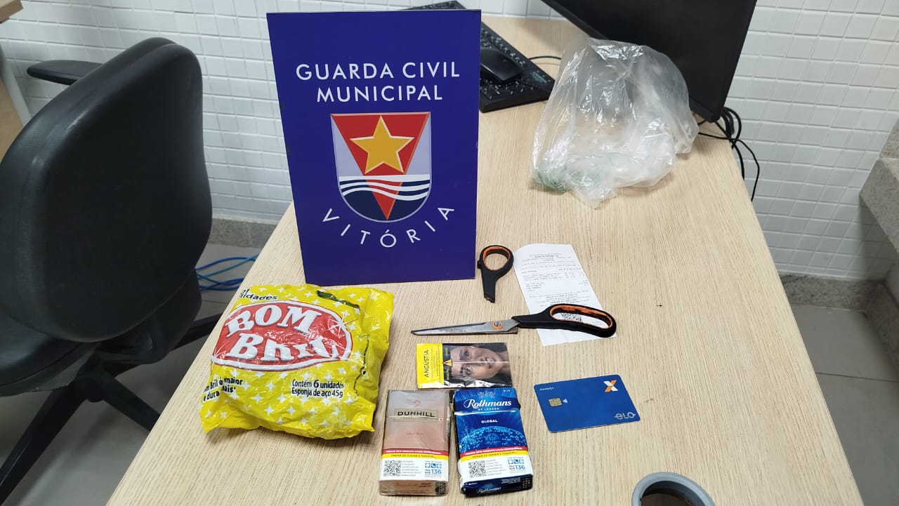 Mulher ataca funcionários de supermercado com tesoura em Vitória