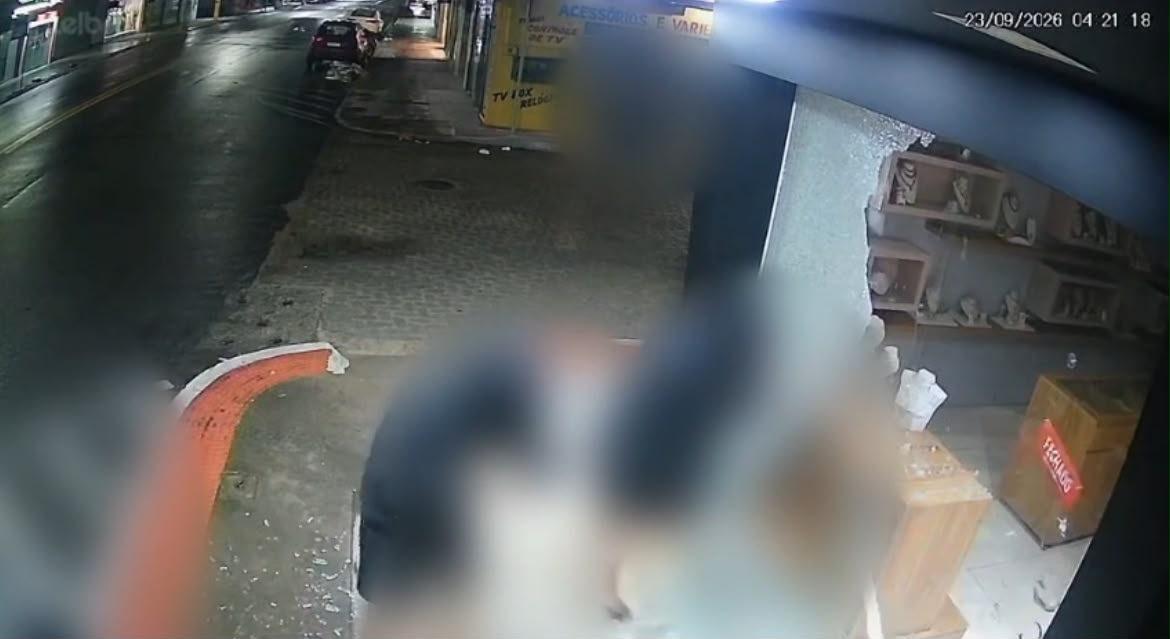 Em menos de um minuto, trio invade joalheria e causa prejuízo de R$ 10 mil