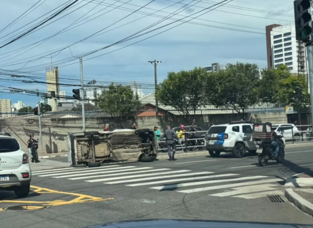 Veículo utilitário tomba em avenida movimentada de Vitória
