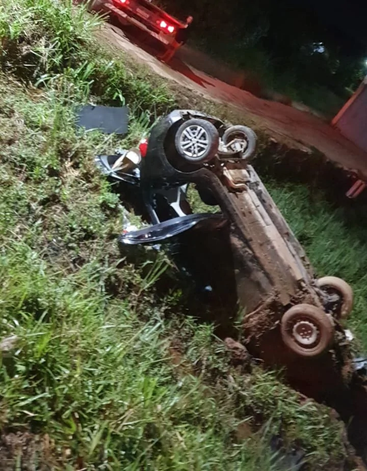 Assalto a motorista de app termina com capotamento e quatro detidos em Guarapari