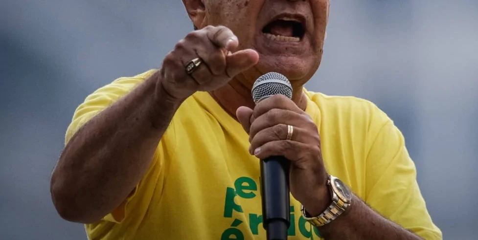 7 testes bíblicos para o candidato que se diz cristão Homem discursando apontando de forma enérgica e apontando o dedo
