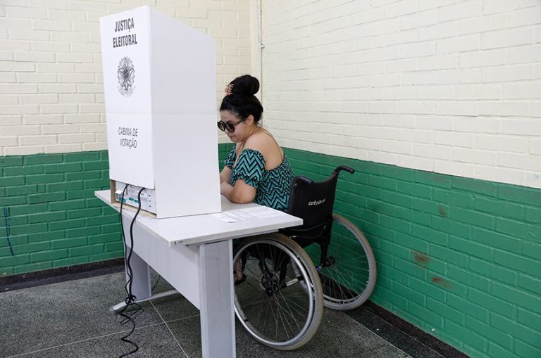 Eleitores com deficiência podem pedir transporte gratuito no ES