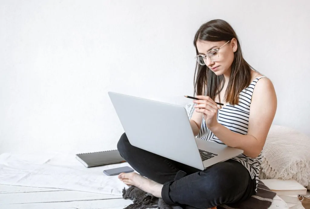 7 testes bíblicos para o candidato que se diz cristão Mulher pesquisa informações num computador