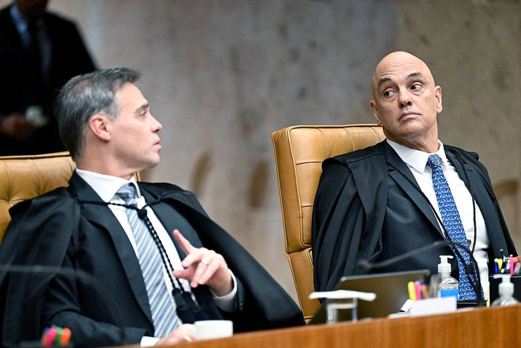 Alexandre de Moraes e André Mendonça durante sessão no plenário do Supremo Tribunal Federal
