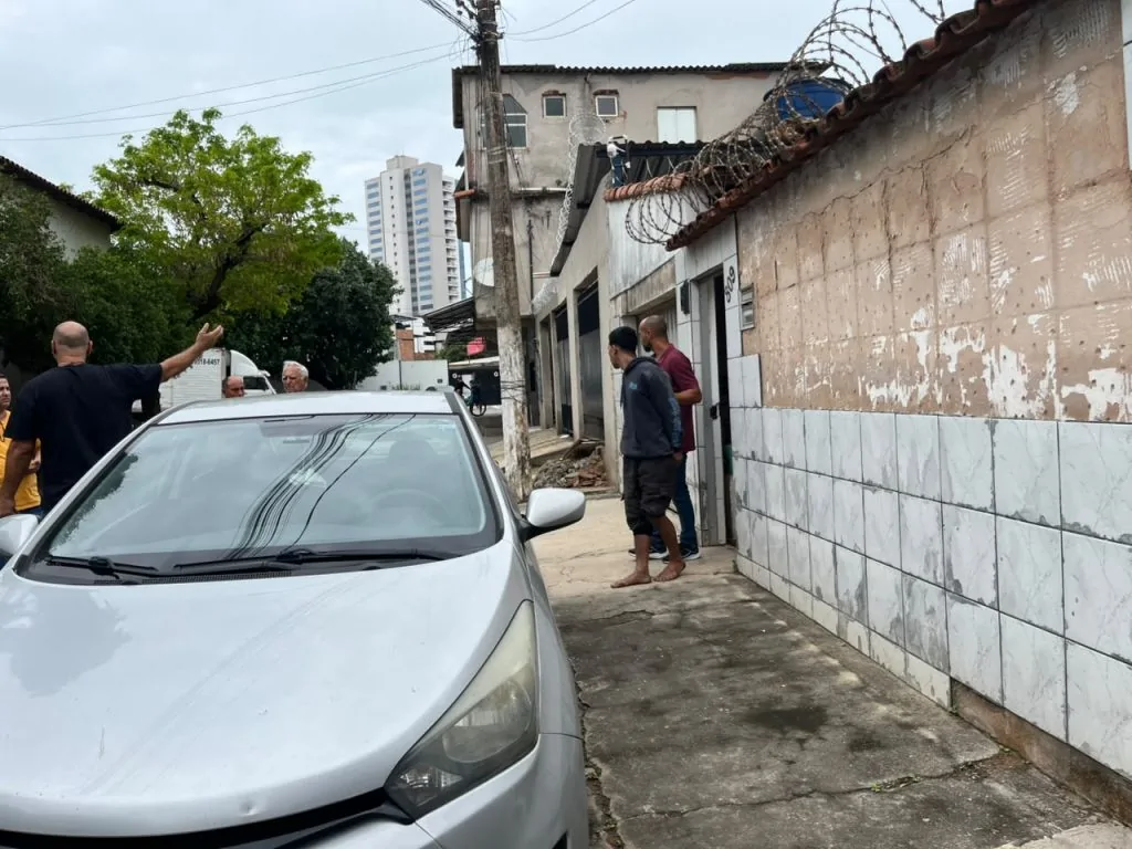 Homem foge da polícia, quebra telhado e chora para não ser preso em Vila Velha