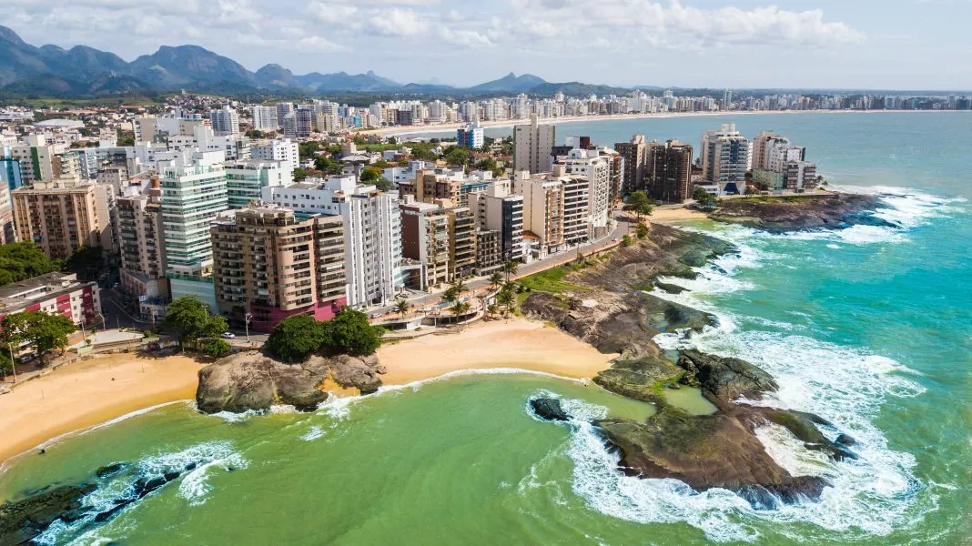 Vista aérea das praias e da área urbana de Guarapari, no Espírito Santo