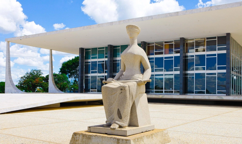 Crise no STF: Estátua da Justiça diante do prédio do Supremo Tribunal Federal, em Brasília