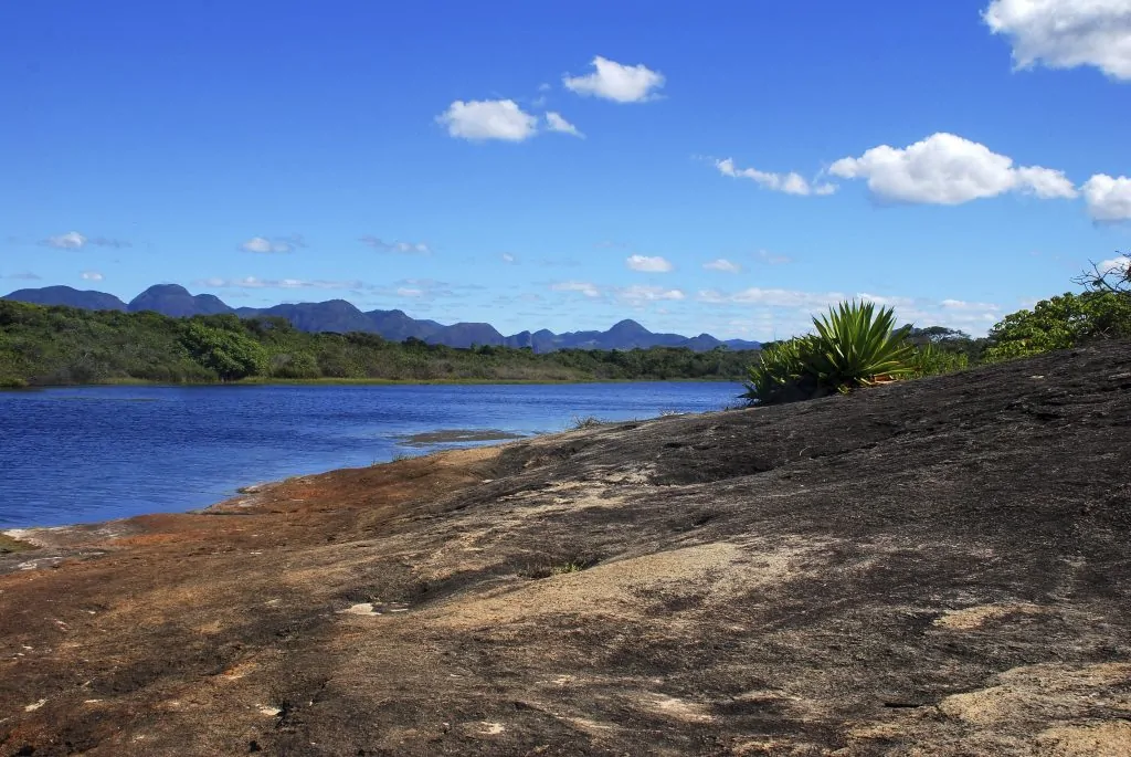 O que fazer em Guarapari: Lagoa de Caraís cercada por vegetação no Parque Estadual Paulo César Vinha