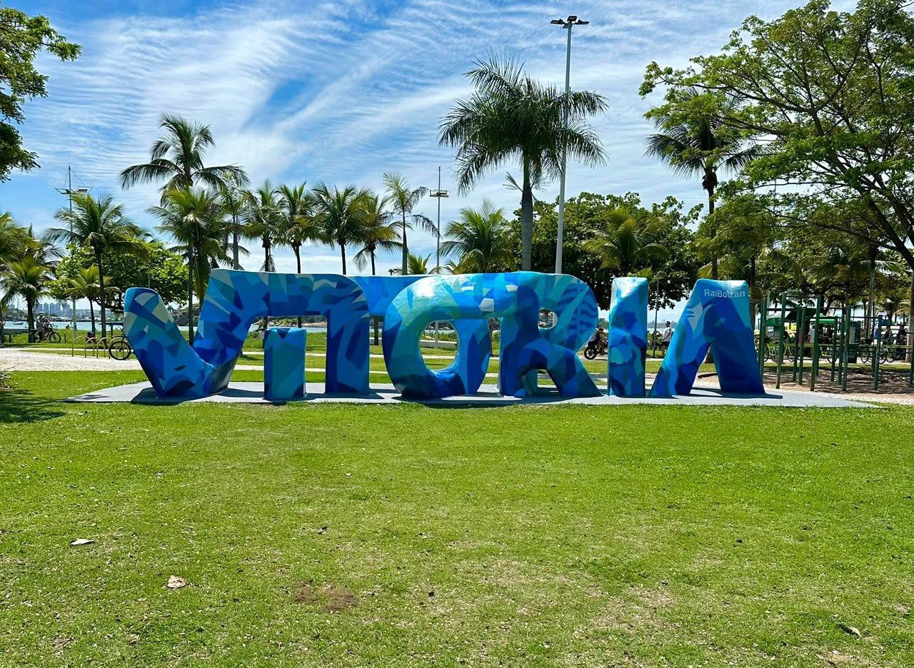 Monumento em Vitória ganha novas cores pelas mãos do artista capixaba Raí Bolzan
