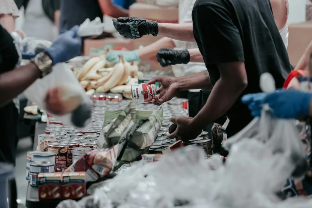 Existe voto cristão? O perigo de usar a Bíblia pela metade Voto cristão: Voluntários organizam alimentos enlatados para doação.