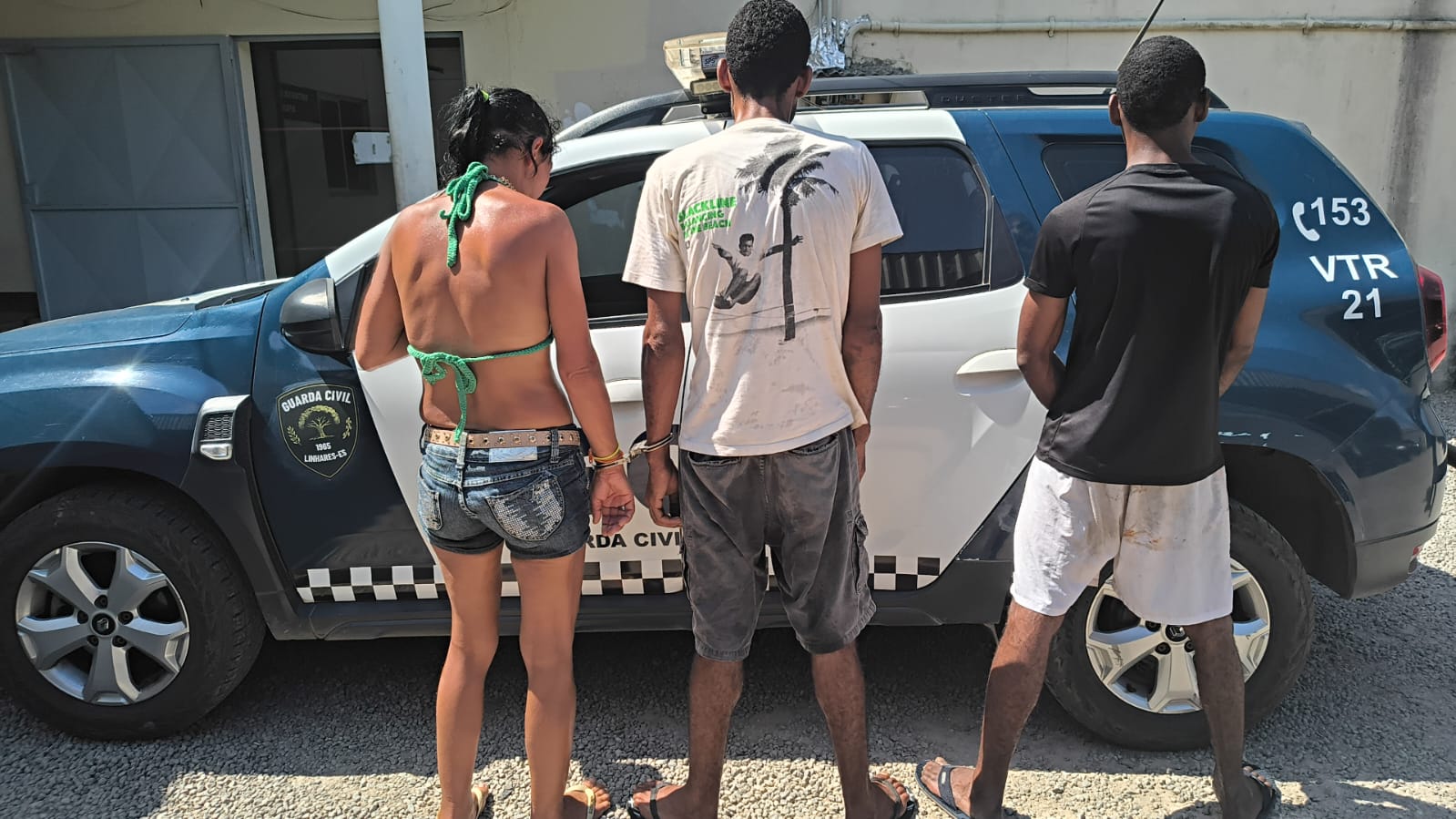 Trio é preso após furtar molduras de bronze de túmulos em Linhares - Foto