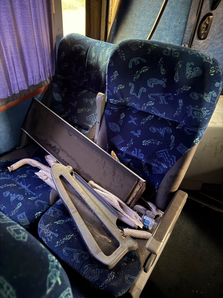 Prejuízo de R$ 20 mil: cantor faz vaquinha após ônibus ser saqueado no ES - Foto