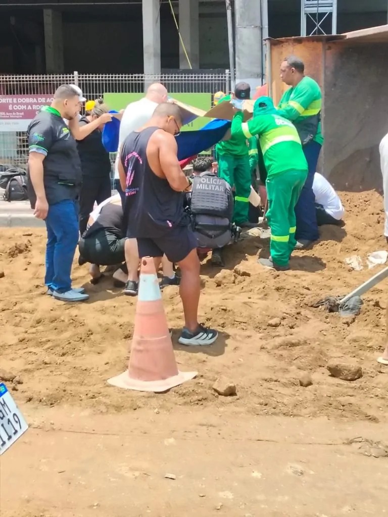 VÍDEO | Caminhão tomba e provoca engarrafamento na Reta da Penha