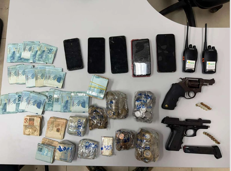 Suspeito de atirar na companheira é preso com R$ 30 mil e armas em Itaguaçu Suspeito de atirar na companheira é preso com R$ 30 mil e armas em Itaguaçu