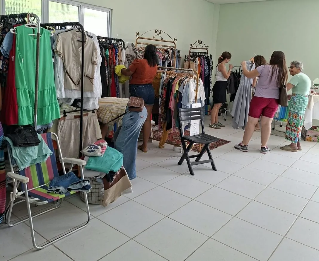 Arara com roupas e compradores no Circulando