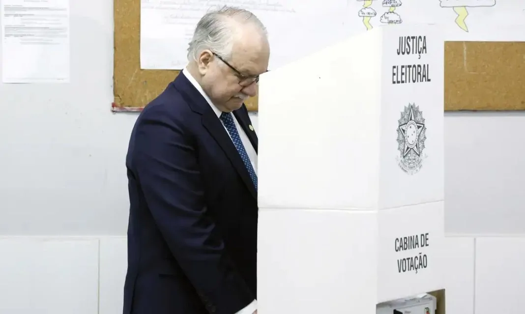 Facchin votando segundo turno eleições 2026