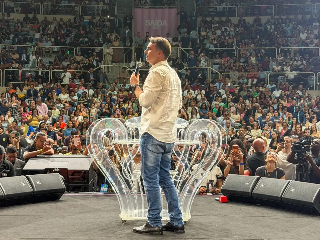 Liberdade de consciência: Flávio Bolsonaro fala no púlpito no centenário da Assembleia de Deus Ministério de Madureira