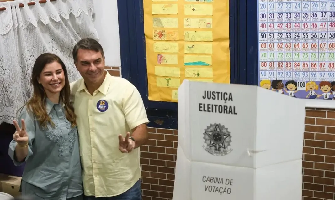 Flávio Bolsonaro vota no Rio de Janeiro