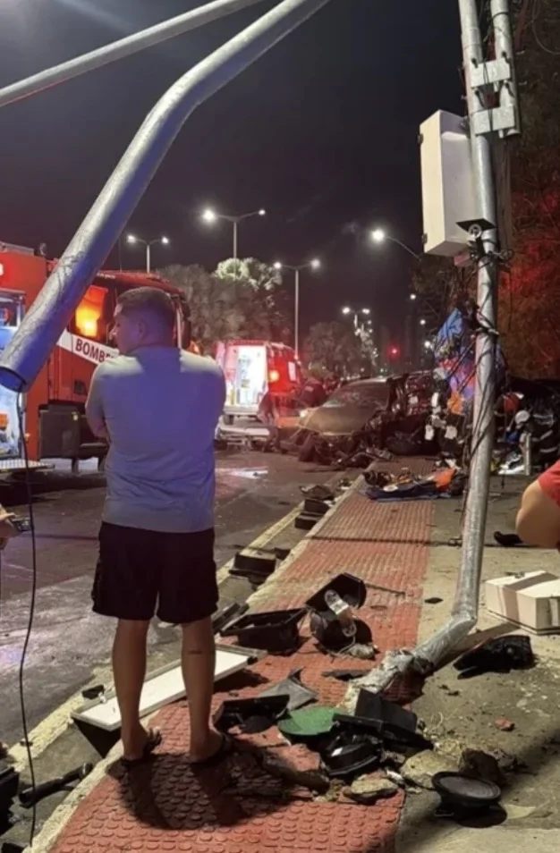 Acidente com três feridos danifica semáforo em Vitória e deixa trânsito lento