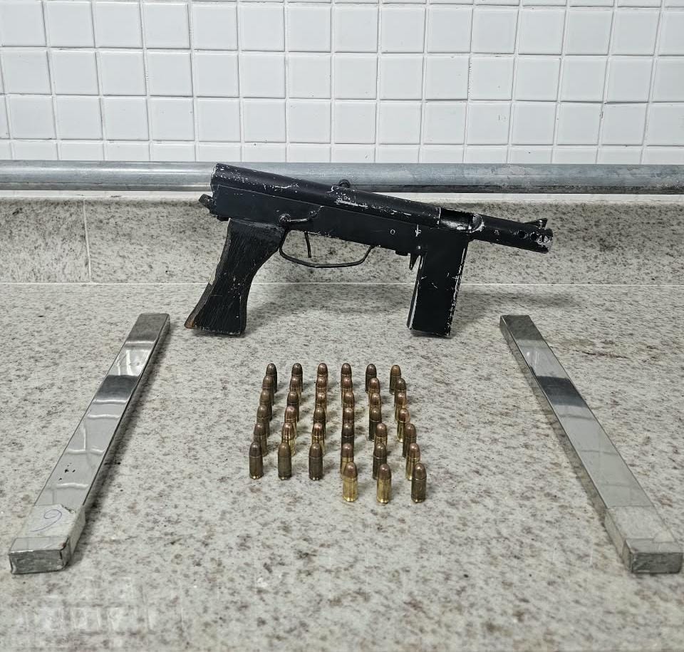 PM prende homem com submetralhadora e munições em Vitória - Foto