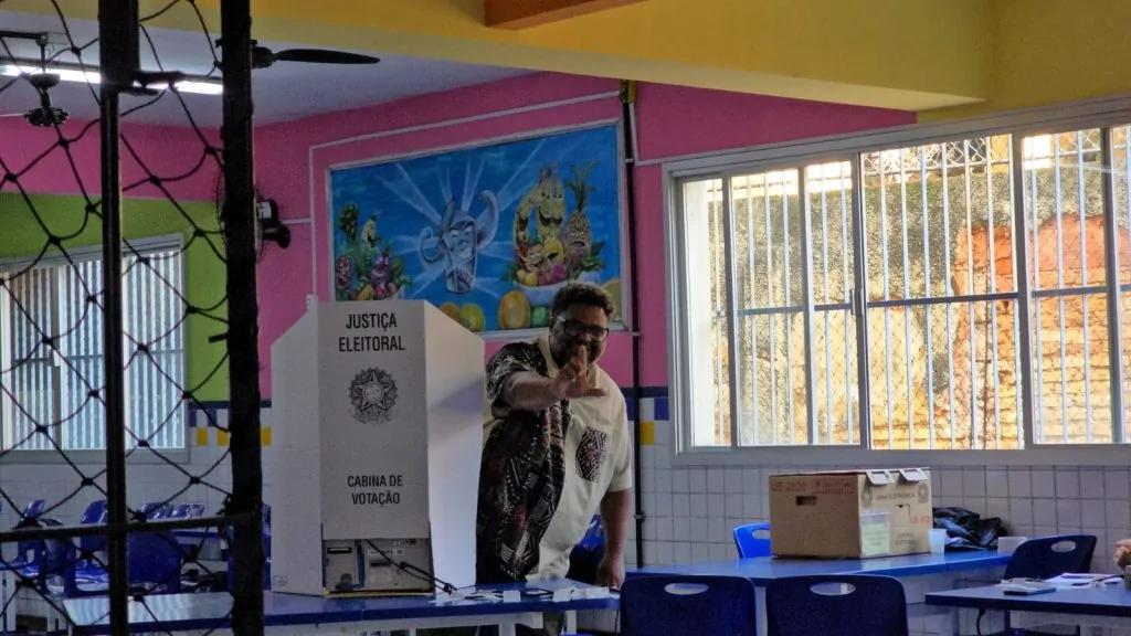 Professor Fabian vota em Vitória e espera votação expressiva nas periferias