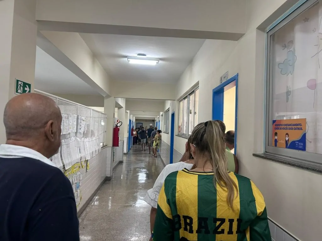 Entre chuva e sol, jovem estreia nas urnas e movimenta votação em Vila Velha