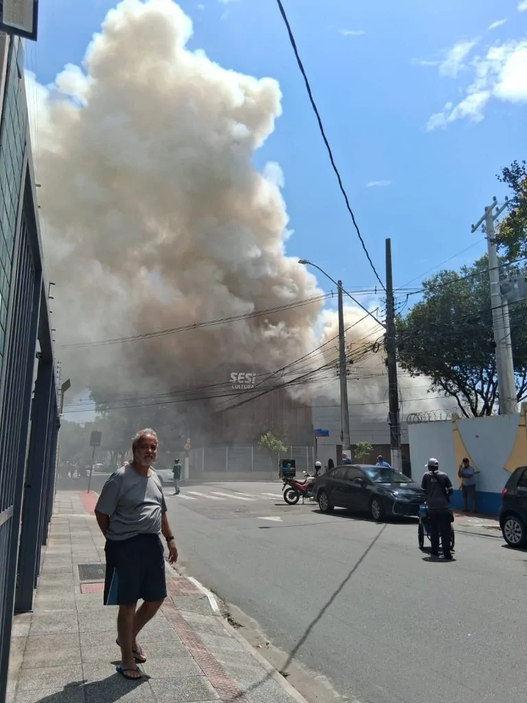 Trabalhadores são levados a hospital após inalarem fumaça de incêndio no Sesi, em Vitória