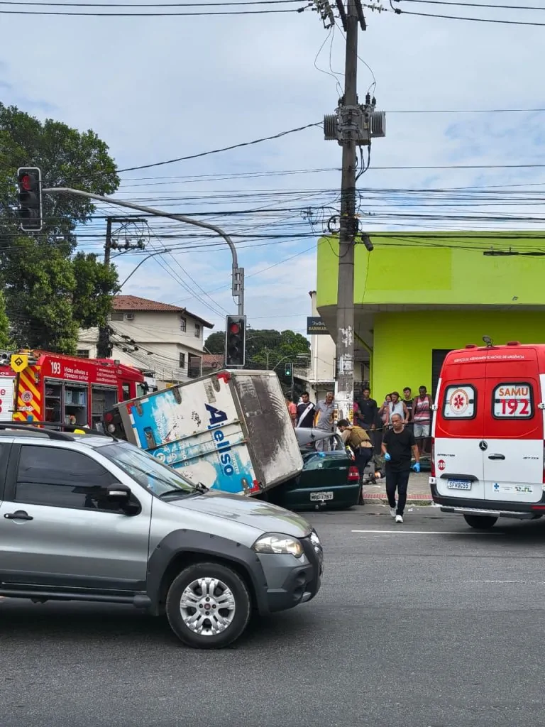 Vídeo mostra detalhes de acidente fatal com caminhão em cruzamento na Serra Vídeo mostra detalhes de acidente fatal com caminhão em cruzamento na Serra