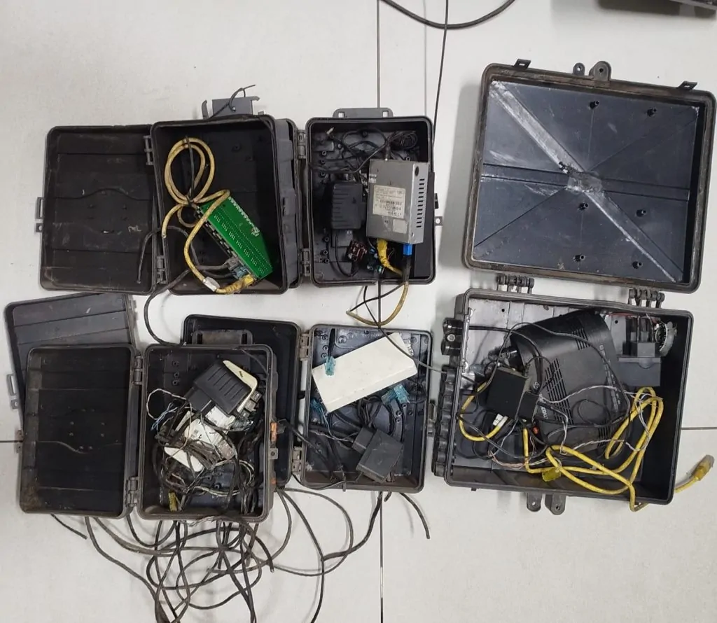 "Mandar sentar tiro": traficantes ameaçam para controlar internet; ouça